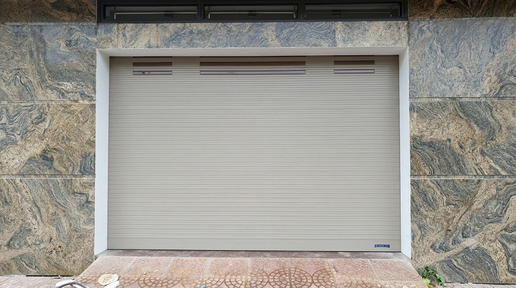 Kiểm tra thanh đáy khi cửa cuốn bị kẹt không hạ sát mặt sàn