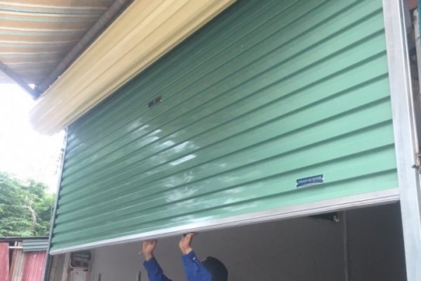 Khu vực lô cuốn bị kẹt nặng rối nan cần vam cảo và thợ chuyên nghiệp xử lý