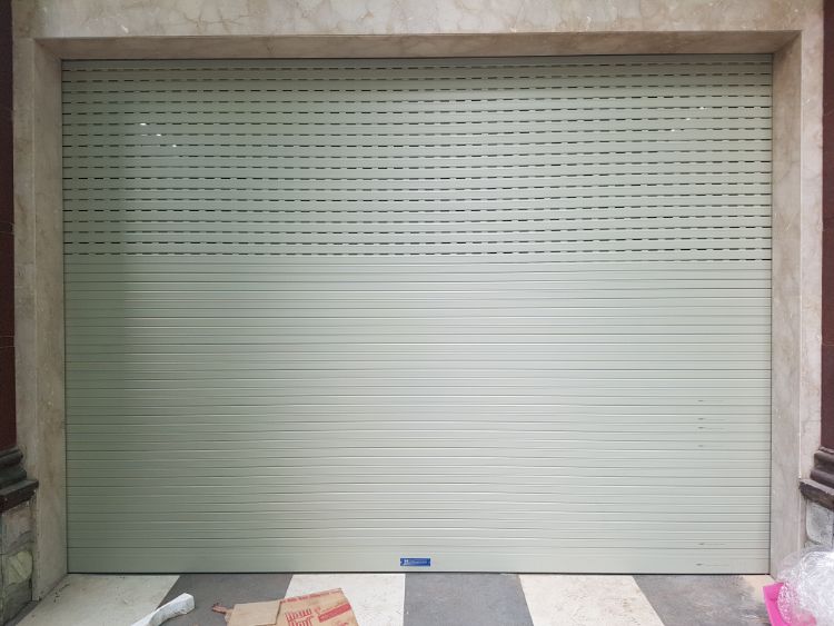 Bảo dưỡng ray dẫn hướng định kỳ giúp hạn chế tình trạng xô lệch nan cửa cuốn