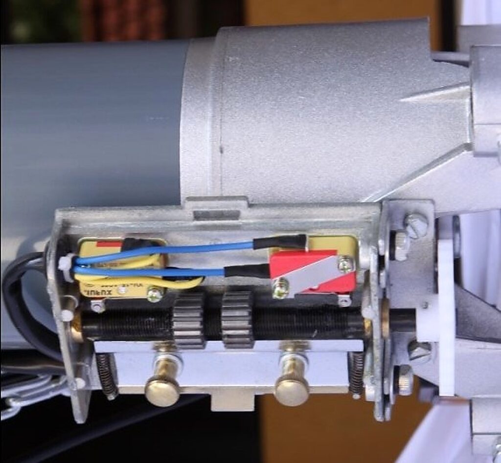 Vị trí cụm rơ le điều chỉnh hành trình motor cửa cuốn