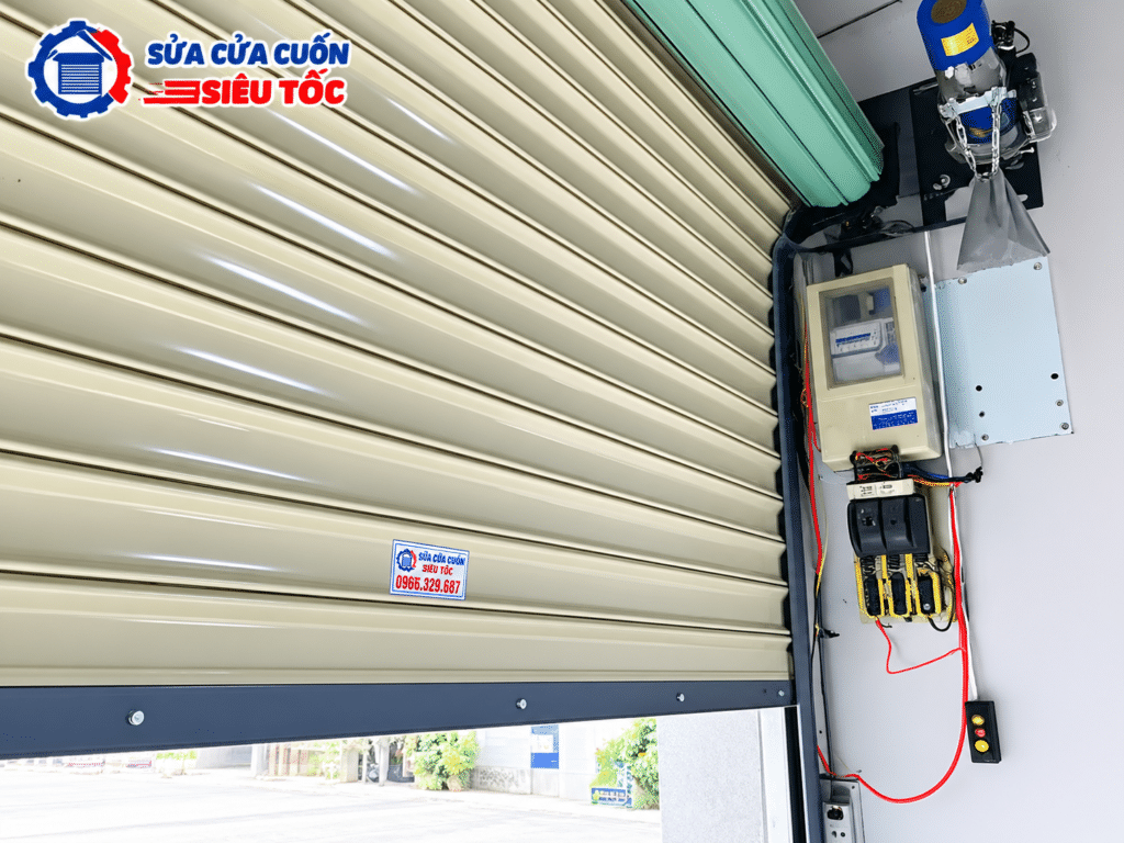 Thợ kỹ thuật kiểm tra và đi lại dây điện cho motor cửa cuốn