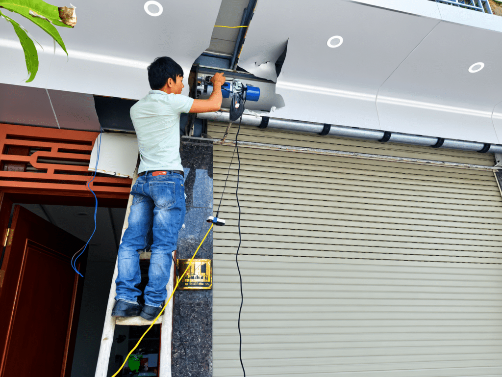 Bảo dưỡng tra mỡ bôi trơn xích tải và bánh răng motor cửa cuốn